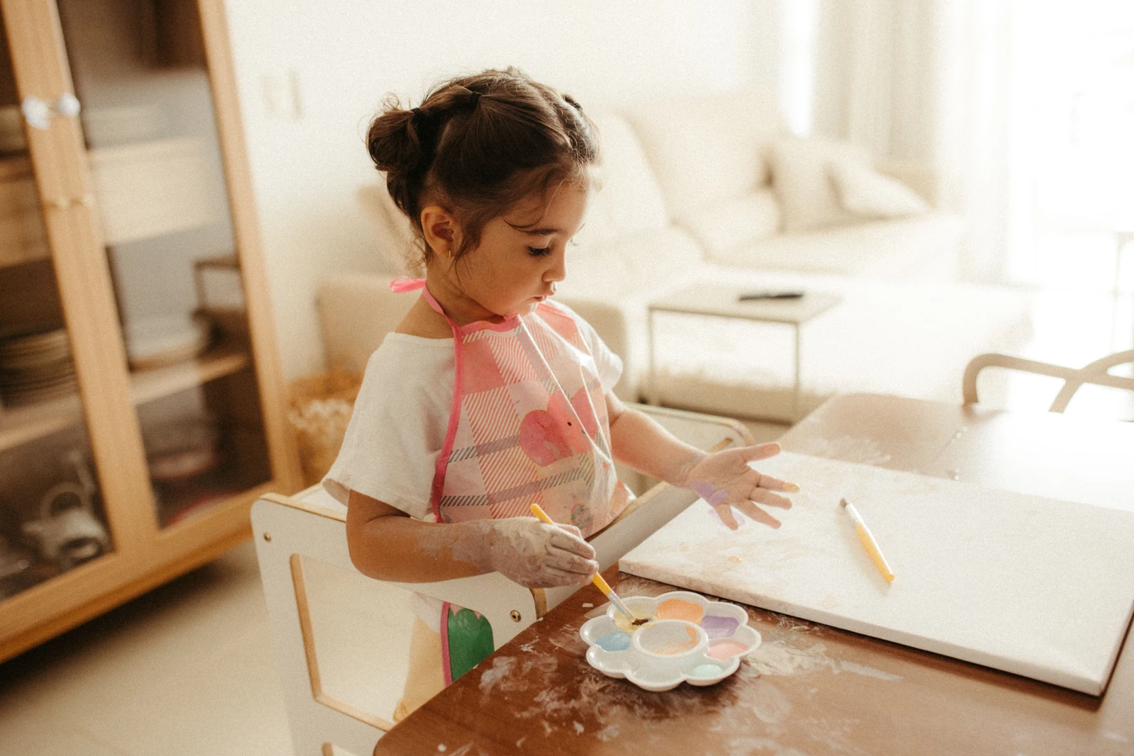 孩子在家中用画笔和颜料自由创作
